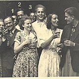 Bild1699 18.6.1950 Ausflug nach Braubach und Endrast in Erbach/Rhg (1) N.N., (2) N.N., (3) N.N., (4) Walter Blümchen, (5) Maria Emsermann (geb. Beck), (6) Lieselotte...