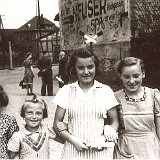 Bild1872 Kinder am Bleidenstädter Bahnhof. Wer kann helfen mit Namen und / ioder Datum?
