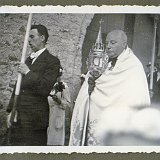 Image2003 Fronleichnam 1936 - Pfarrer Schermuly; Himmelsträger vorn Hans Schumacher hinten Karl Graffe. Die jungvermählten Ehemänner trugen den Himmel.