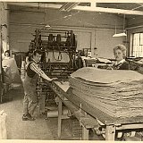 Bild0229 In der Tutta (Papierfabrik) in Hahn. Mann in Latzhose Hr. Karl Wilhelm Schild. Diesen finden wir auch auf vielen Reiterbildern.