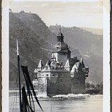 Image2020 Die Pfalz bei Kaub im Rhein. Im Vordergrund ein Rheinschifferboot.