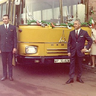 Bild0104 1969 Der Postbus kommt nach Seitzenhahn. Busfahrer in Hab -Acht, nebst Bürgermeister Willi Kugelstadt. Zum Bus: Magirus-Deutz, Typ 150 LS 12; mit niedriger...