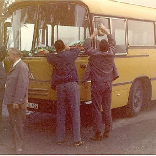 Bild0108 1969 Der Postbus kommt nach Seitzenhahn. Zum Bus: Magirus-Deutz, Typ 150 LS 12; mit niedriger Fensterkante und ohne Dachrandverglasung, von der OPD Frankfurt /...