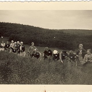 Bild0001b Flachsrupfen ca. 1942 Kind mit weißer Mütze (1), Katharina Scheidt (2), Minchen Altenhofen (3), N.N.(4), Emma Scheidt (5), Kind Rosemarie Mädler (geb. Wilhelm)...