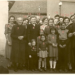 Bild0125b ca. 1955 Familie Lotz in der Hofeinfahrt Talstrasse 5. Aufgenommen anl. des 90. Geb. von Wilhelmine "Oma Lotz" (7)(Mutter v. August Lotz) aus Watzhahn. Oswald...