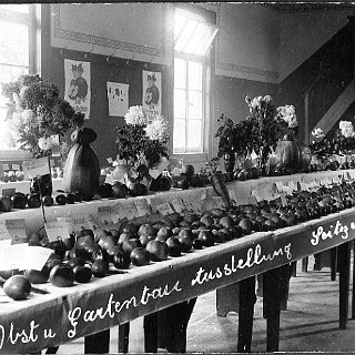 Bild0027 1929 Die Obst und Gartenbauausstellung im Saal der Gaststätte "Zum Taunus" der Familie Frankenbach fand über mehrere Jahre hinweg regelmäßig statt.