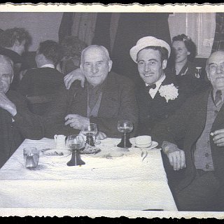 Bild0399 1956 Fastnacht. vlnr. Karl Wink, August Krieger II, Ewald Römer, August Jäger. Rechts hinten Betty Metz & Jakob Hamm