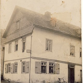 Bild0022 um 1912 Der alte "Wiesengrund" (Sepp) in der Talstrasse. Am Fenster Heinrich & Emma Freund. Davor die Töchter v.l. Paula, Elli & Emma