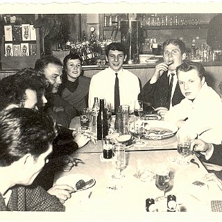 Bild0134 1965 Beim "Sepp" im "Wiesengrund". An der Kopfseite v.l. Otmar Rudolf, Wolfgang Ziske (18) & Bernd Held, v.li. Gerhard Bodenheimer, ?, H. Heid, Dieter...