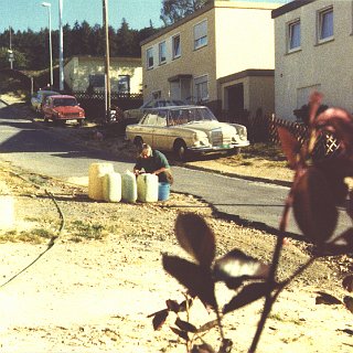 Bild1355 1976 Wasserzapfen im trockenen Sommer 76 Im Hintergrund der alte Wasserhochbehälter.