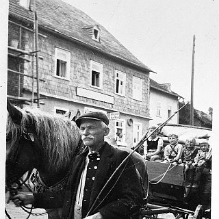 Bild0012 Wilhelm Wagner (Metzger) Eltviller Strasse vor dem Gasthaus "Zur guten Quelle"
