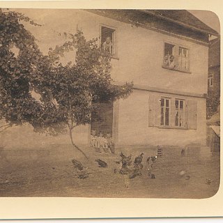 Bild0314 nach 1919. Haus Donecker Standort auf dem Gelände der Fensterfirma WERU Scheidt in der Eltviller Strasse. In dem Raum rechts neben der Haustür hatte später...