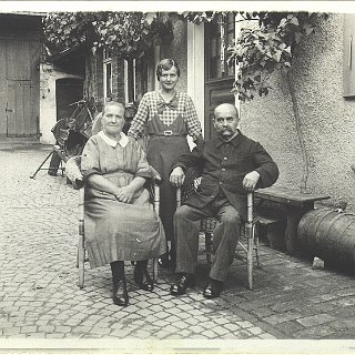 Bild0683 Lina Brühl mit ihren Eltern vor der Haustür (Seitzenhahn Talstrasse 4)