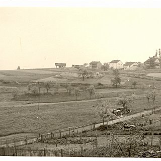 Bild0169 ca. 1959/60 Bebauung Eltviller Strasse. Im Vordergrund die heutige Wallufer Strasse, an der damals schöne Bauerngärten lagen. Dazwischen vereinzelt...