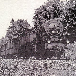 Bild1735 Personenzug der Aartalbahn mit alten Langenschwalbacher Wagen während des 2. Weltkrieges auf der Eisernen Hand.