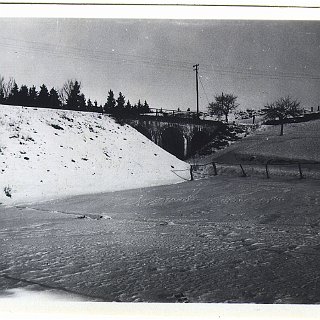 Bild1757 27.1.1929 Die Aartalbahn überquert die Roßbach beim Schafhof in Bleidenstadt. Aufnahme Philipp Bretz