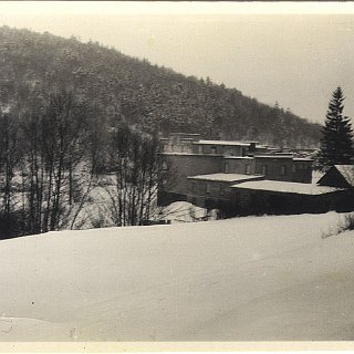 Bild1750 27.01.1929 Die nach dem Brand von 1928 wieder aufgebaute Stiftsmühle bei Bleidenstadt. Ansicht von hinten (Seitzenhahner Sicht). Die Mühle wurde von der Familie...