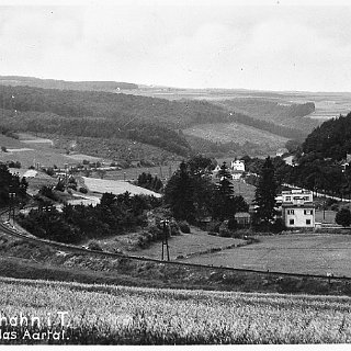 Bild0043 Postkarte Blick in das Aartal aus Richtung Schafhof auf die drei Mühlen. Im Vordergrund die auf Bleidenstädter Gemarkung liegende Stiftsmühle, rechts von der...
