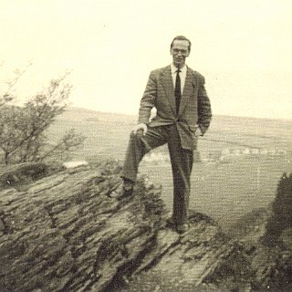 Bild0298 1962. Eine Aufnahme von Edgar Hummer auf dem Hähnchesfelsen Richtung Bleidenstadt.