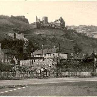 Bild1208 Bacharach Burg Stahleck. Die Aufnahme dürfte aus den späten 50er Jahren stammen. Der Turm hat noch kein Dach, aber die heutige Jugendherberge steht schon. Da...