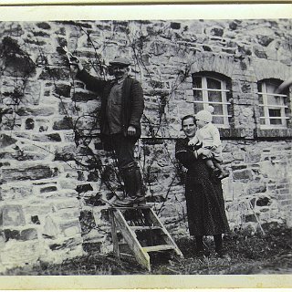 Bild0630 194x Maria Schröttle geb. Wollbacher (1888-1962) mit Tochter Ursel und Mann Ludwig Schröttle (1882-1965?) als Pächter des Bauernhofes auf der Schanze (heute...