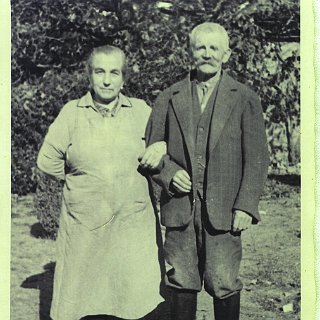Bild0631 194x Maria Schröttle geb. Wollbacher (1888-1962) und Mann Ludwig Schröttle (1882-1965?) im Park des Bauernhofes auf der Schanze (heute Taunus Wunderland). Der...