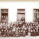 Bild1214 1903 Aufnahme mit Lehrer Lieser vor der ersten fiskalischen Schule aus 1779 (heute das kath. Pfarrhaus).