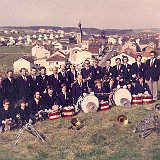 Bild1245 ca. 1970 Fanfarenzug (Musikzug) Bleidenstadt Iin der ersten Reihe der erste Junge mit der Fanfare ist Dirk Körner, der Junge daneben Bernhard Loos. Adrian Loos...