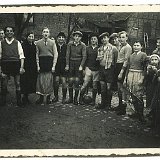 Bild1888 Die DJK-Mannschaft: 5.vl: Fritz Mehler; mit Hut: Anton Hollinger und rechts daneben: Willi Altenhofen, 2. Junge v. re. ist Willi Etz, 4. v.li. Elisabet Saufaus