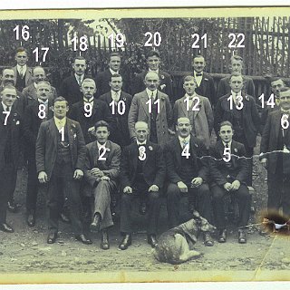 Bild0470b Die Mitglieder des Obst- und Gartenbauvereines. Sitzend vorne Mitte Jakob Hamm, links daneben Karl Rücker.