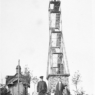 Bild0041 Der "Gustav-Vietor-Turm" oder auch der "Eiserne Turm" auf der "Hohen Wurzel" hier mit einem Aufbau, der im 2.WK zur Flugbeobachtung bzw. Flugabwehr gedient...