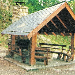 Bild0099 Die Grillhütte im Wald unterhalb der Hohen Wurzel im alten Steinbruch. Sie wurde bei einem Vandalismusvorfall schwer beschädigt und dann ersatzlos abgerissen.